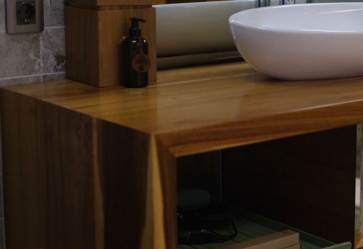 Jak wąskie meble łazienkowe pomagają oszczędzać przestrzeń?