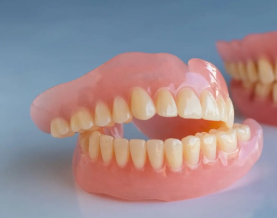 Dlaczego proteza nie pasuje idealnie i jak to naprawić?